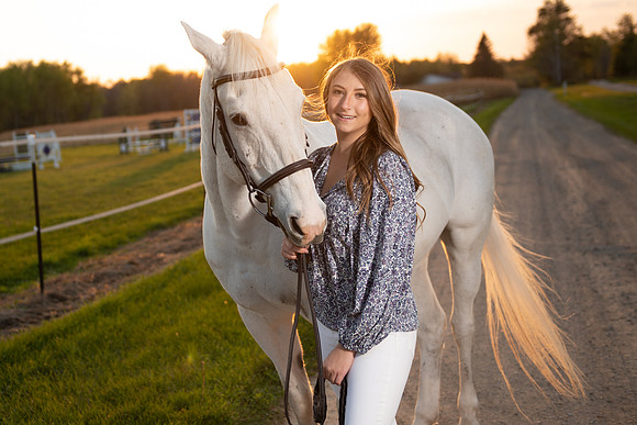 Green Bay De Pere Girl Horse Senior Portraits